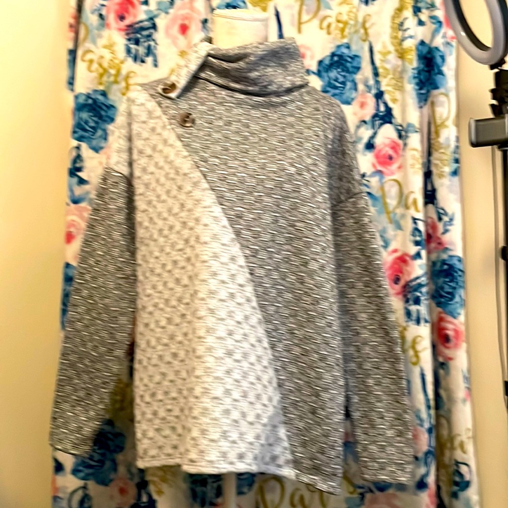 Ladies small sweater, so soft and brand new with Tags!🖤